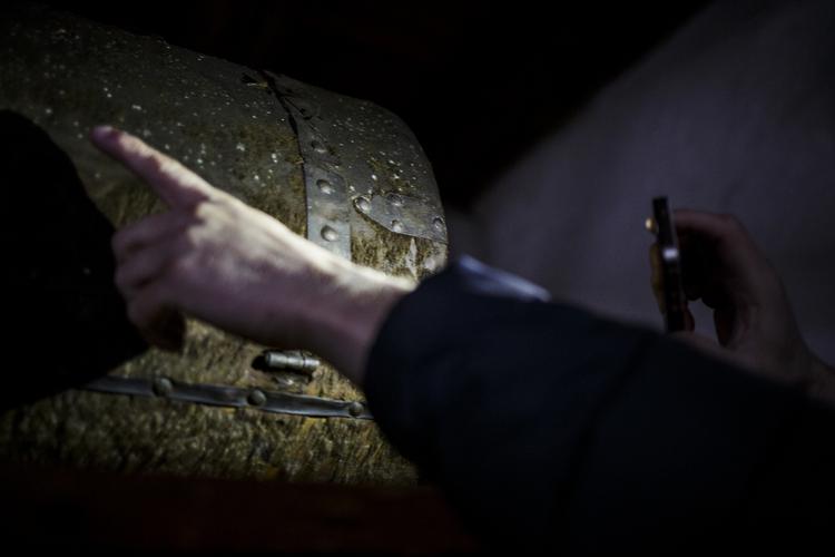 BEVARING. Mange museer kæmper med dårlige opbevaringsforhold for deres historise genstande - som her, hvor en gammel kiste er ramt af skimmel i et utæt magasin på Museet Koldinghus. Nu bliver der færre penge til konserverings- og bevaringsarbejdet. 
