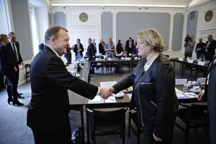 trepartsforhandling. Formanden for FTF, Bente Sorgenfrey, vil gerne undgå, at der bliver en stærk utilfredshed blandt danskerne om, at flygtninge favoriseres, når der skal fordeles jobs. 