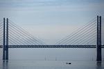 adgang. Øresundsbroen, der blev indviet i 2000, har gjort det nemmere at flytte over Sundet. I dag bor der knap 24.000 danske statsborgere i Skåne. 