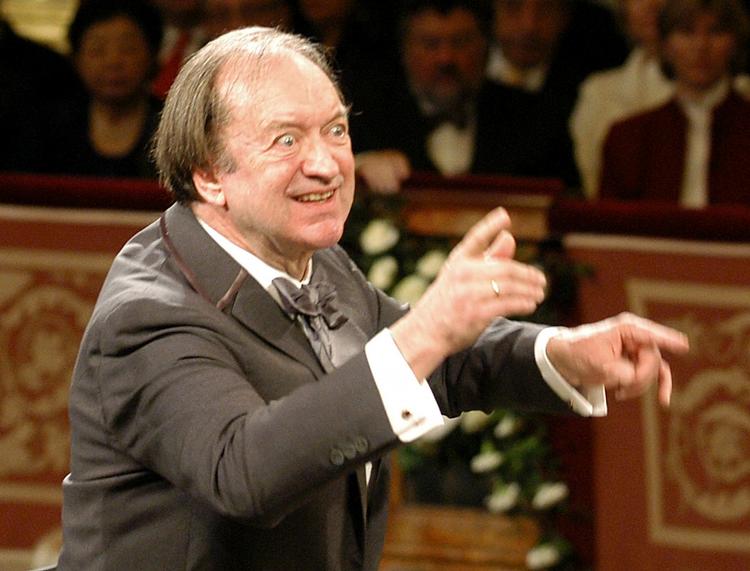 Vild. Der kunne være et ligefrem vanvittigt udtryk i Nikolaus Harnoncourts ansigt, når han dirigerede. Her ved Wienerfilharmonikernes nytårskoncert i 2003. 