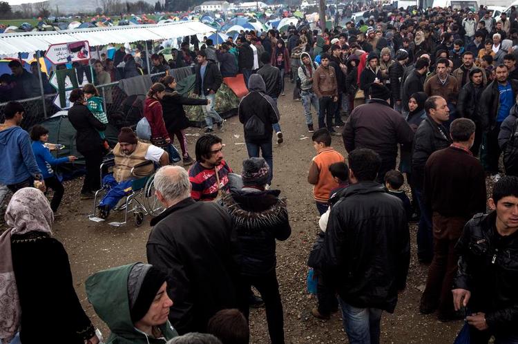 Flaskehals. Omkring 13-14.000 flygtninge og migranter er strandet på grænsen mellem Grækenland og Makedonien. De bor i en interimistisk teltlejr, som bliver større dag for dag. 