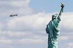SIGHTSEEING. Helikopterturene over New York koster fra 1.000 kroner og opefter. Her er det en politihelikopter, som runder Frihedsgudinden. Foto: Julio Cortez/AP 
