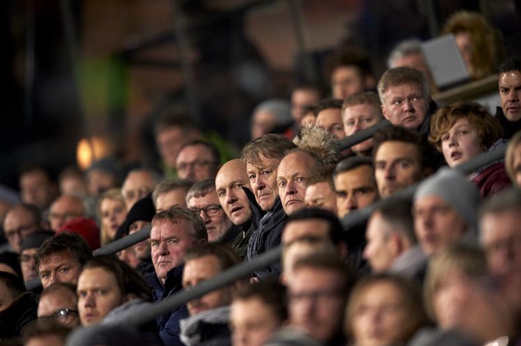 TILSKUER. Da Åge Hareide i torsdags var til Superligafodbold i Herning, sad han ved siden af Thomas Gravesen og U21-landstræner Niels Frederiksen. 