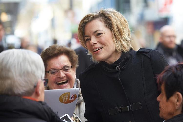 tur. Da den tidlige vindronning Julia Klöckner havde smidt 17 kg, kastede hun sig ud i kampen om magten i delstaten  Rheinland-Pfalz og - måske - hele Tyskland. 