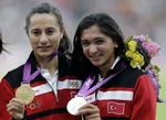 UPS. Den tyrkiske dobbeltsejr i 1.500 meter løb til Asli Cakir Alptekin (tv.) og Gamze Bulut (th.) ved OL i London er ved at smuldre. 