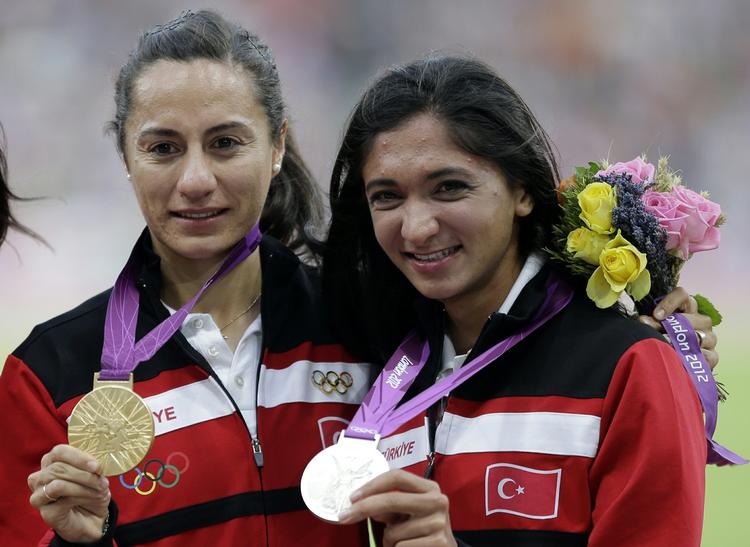 UPS. Den tyrkiske dobbeltsejr i 1.500 meter løb til Asli Cakir Alptekin (tv.) og Gamze Bulut (th.) ved OL i London er ved at smuldre. 