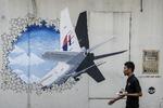 Internationalt. Et mindesmærke for  MH370-flyet er blevet opført udenfor Kuala Lumpur i Malaysia. 