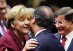 Gensyn. Når de europæiske ledere mødes i dag, er det allerede anden gang i år, og i næste uge er der EU-topmøde igen. Her hilser Tysklands forbundskansler, Angela Merkel, på Frankrigs præsident, François Hollande, under et topmøde i november sidste år. Til højre ses Tyrkiets regerigsleder, Ahmet Davutoglu, som også er med til topmøde i Bruxelles i dag. 