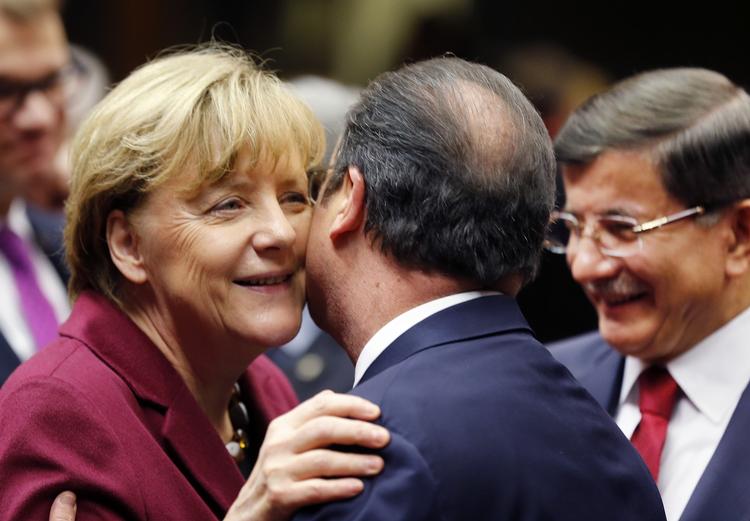 Gensyn. Når de europæiske ledere mødes i dag, er det allerede anden gang i år, og i næste uge er der EU-topmøde igen. Her hilser Tysklands forbundskansler, Angela Merkel, på Frankrigs præsident, François Hollande, under et topmøde i november sidste år. Til højre ses Tyrkiets regerigsleder, Ahmet Davutoglu, som også er med til topmøde i Bruxelles i dag. 