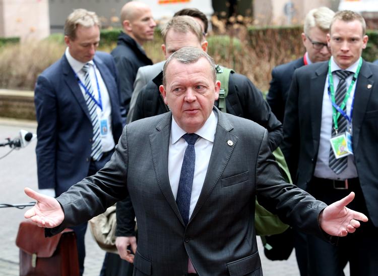 Balancegang. Statsminister Lars Løkke Rasmussen mener, at EU må kritisere Tyrkiet for regeringens anslag mod landets største regeringskritiske avis, men at EU samtidig skal lave en aftale om flygtninge, hvori Tyrkiet får EU-medlemskab stillet i udsigt. 