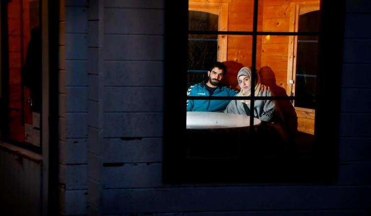 Ægtepar. »Vi er trætte og forvirrede. Men vi vender ikke tilbage. Vi vil ikke væk fra hinanden«, siger 26-årige Alnour Alwan, der er gift med 17-årige Rimaz Alkayal . 