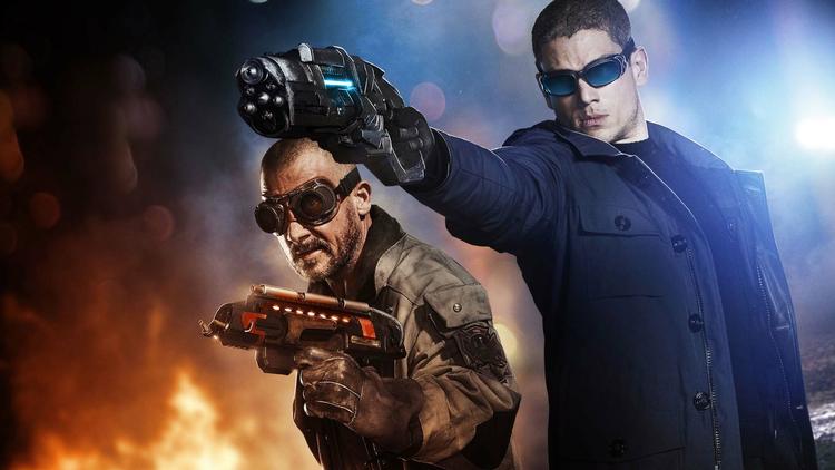 Brumbasse. Wentworth Miller (th.) taler som om, han parodierer voiceoveren til en filmtrailer. Foto: Warner Bros. 