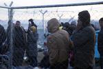 GRÆNSEHEGN. Migranter venter på den græske side af grænsen på at få adgang til Makedonien, der imidlertid tjekker de tilrejsende og kun vil lade bl.a. flygtninge fra dele af Syrien rejse videre mod nord. 