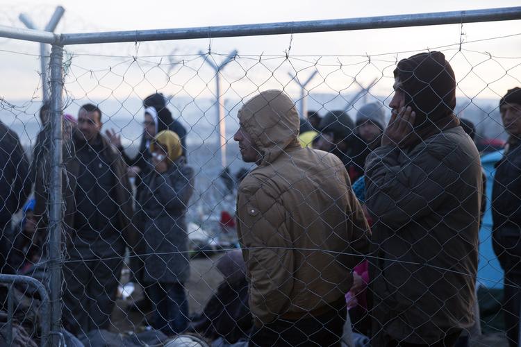 GRÆNSEHEGN. Migranter venter på den græske side af grænsen på at få adgang til Makedonien, der imidlertid tjekker de tilrejsende og kun vil lade bl.a. flygtninge fra dele af Syrien rejse videre mod nord. 