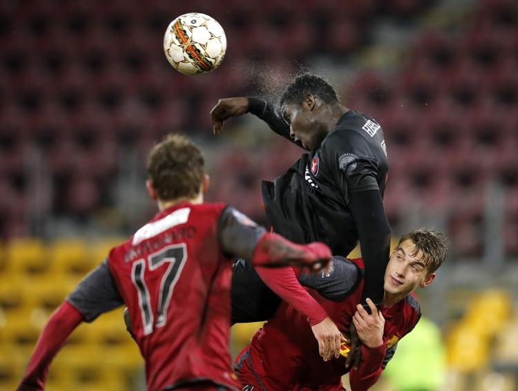 2-1. FC Midtjyllands Paul Onuachu (midt) voldte i starten FCN-spillerne besvær - og scorede et tidligt mål. Men siden overtog hjemmeholdet initiativet. 