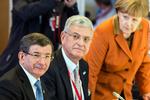 Topmøde. Tysklands kansler, Angela Merkel (t.h.), har sat sig i spidsen for arbejdet med at få en aftale med Tyrkiets regeringsleder, Ahmet Davutoglu (t.v.), om at bremse flygtningestrømmen ind i EU. 
