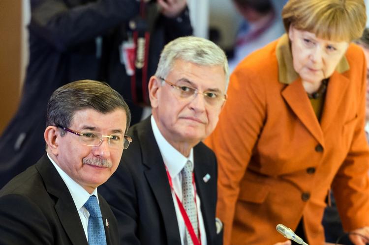 Topmøde. Tysklands kansler, Angela Merkel (t.h.), har sat sig i spidsen for arbejdet med at få en aftale med Tyrkiets regeringsleder, Ahmet Davutoglu (t.v.), om at bremse flygtningestrømmen ind i EU. 