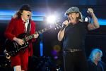 Helbred. AC/DC's forsanger  Brian Johnson (t.h.) har problemer med hørelsen og må sammen med resten af bandet blandt andet guitarist Angus Young aflyse planlagt turne. 