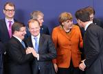 Aftale. Efter at have forhandlet det meste af dagen er EU-landenes ledere nået frem til en aftale med Tyrkiet om at bremse flygtningestrømmen. Her ses Tyrkiets regeringsleder, Davutoglu (t.v.), der trykker hånd med EU-præsident Donald Tusk. 