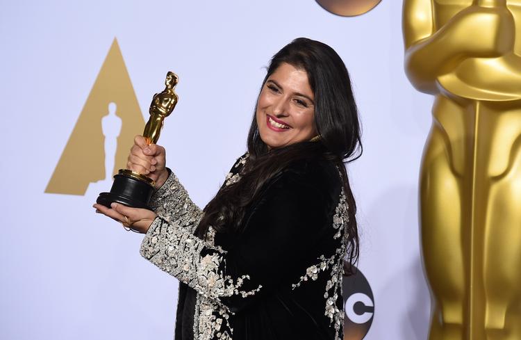 Æresdrab. Sharpen Obaid-Chinoy (billedet) fortæller i filmen om en pakistansk teenagepige, der gifter sig mod sin families vilje og skydes og smides i floden af sin far og onkel. 