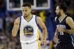 LANGSKUD. Som den første i NBA har Stephen Curry sendt bolden i kurven 300 gange til en trepointsscoring. Efter 7 trepointsscoringer mod Orlando Magic er han oppe på i alt 301. 