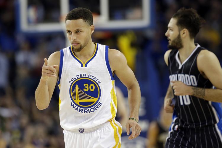 LANGSKUD. Som den første i NBA har Stephen Curry sendt bolden i kurven 300 gange til en trepointsscoring. Efter 7 trepointsscoringer mod Orlando Magic er han oppe på i alt 301. 