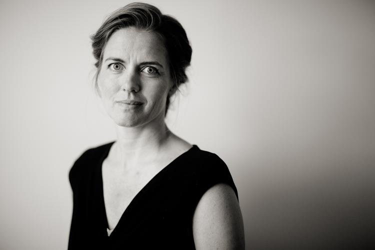 Overgribende. Man føler ikke, at man bliver taget seriøst, selv om det er enormt chikanerende, at der står en mand eller kvinde og kigger ind ad vinduet hver dag. Det er mindst lige så overgribende, og de psykiske følger er enormt store«. 