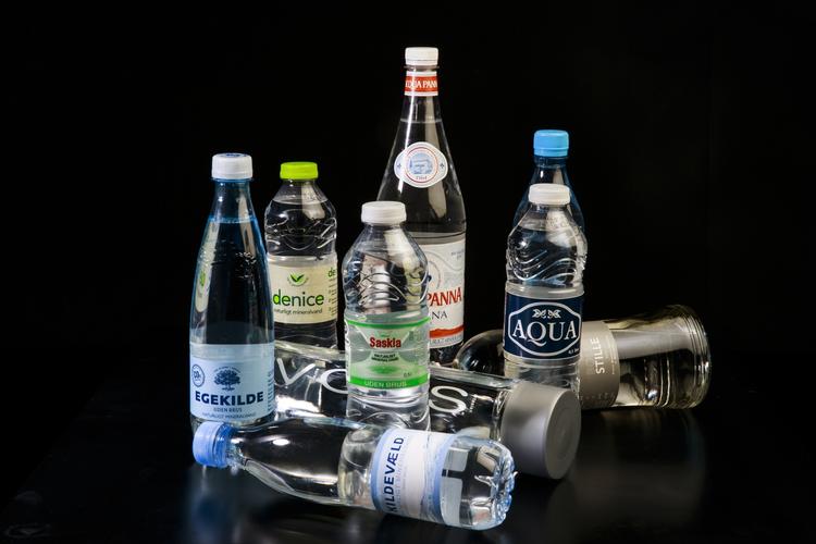 Boblevand. Kulsyren i danskvand er ikke skadelig for tænderne. Billedet forestiller både kildevand og danskvand. 