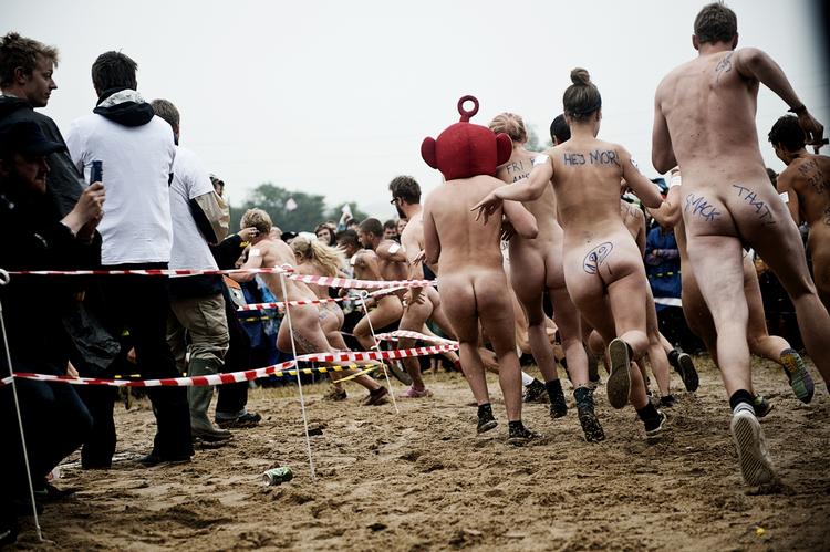 Nøgenløb. Her er det på Roskilde - helt så nøgent bliver Røde Kors' løb dog ikke. 