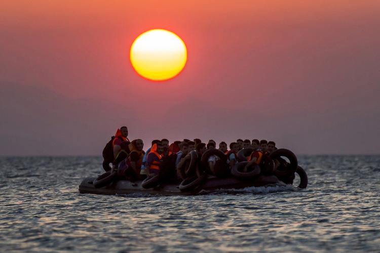 Middelhavet. En båd fyldt med flygtninge og migranter på vej fra Tyrkiet til den græske ø Kos. Humanitære organisationer håber, at færre vil drukne, hvis ny plan bliver vedtaget. (arkivfoto) 