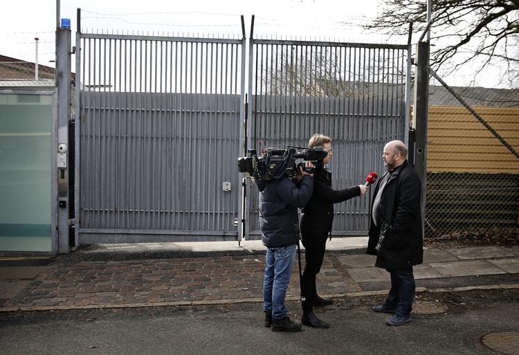 Fokus. Pressefolk taler med Carolineskolens leder Jan Hansen, efter en 16-årig pige og en syrienskriger er sigtet for planer om et angreb på skolen. 