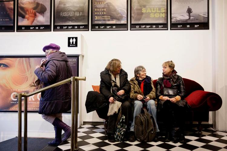 tilskuer. Kvinder over 50 holder liv i kulturen, viser tallene. Her har Inge Klud, Lisbeth Rasmussen og Birgit Nøddegaard taget plads i chaiselongen i Grand Teatret i København før filmen ’Brooklyn’ vises klokken 12. Foto: Thomas Borberg 