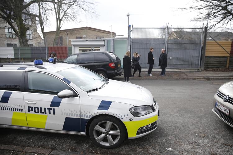 Terrorsag. Politiet var i dag til stede ved Carolineskolen i København, efter at en teenagepige er sigtet for planer om at placere en bombe på den jødiske privatskole. 