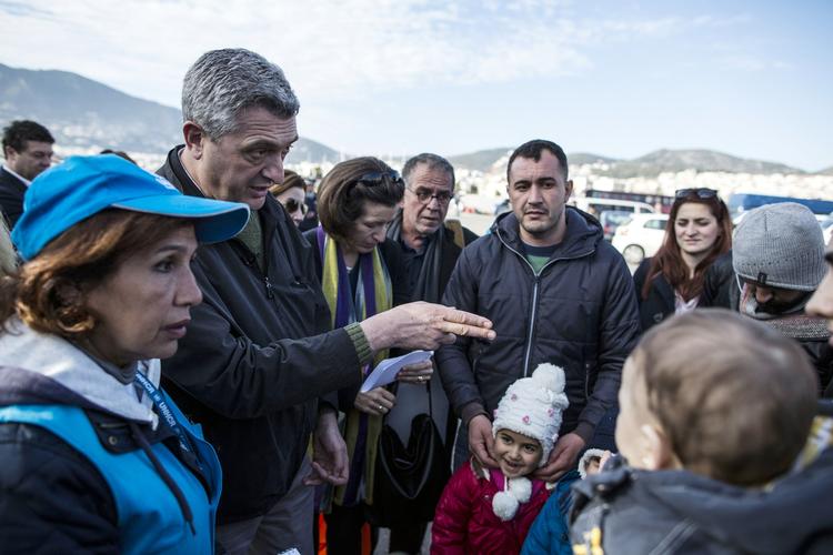 Advarsel. EU og Tyrkiet kan ikke bare smide rundt med asylsøgere, som det passer dem, siger FN's flygtningehøjkommissær, Filippo Grandi (t.v.). Her ses han under et besøg i en flygtningelejr på den græske ø Lesbos i februar. 