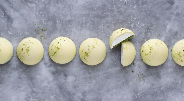 Sursød. Sød chokolade, syrligt skum og pistaciebunde med lidt salt er en rigtig god treenighed i en flødebolle. Her er flødebollerne støbt, men man kan også overtrække skummet med chokolade på mere traditionel vis. 