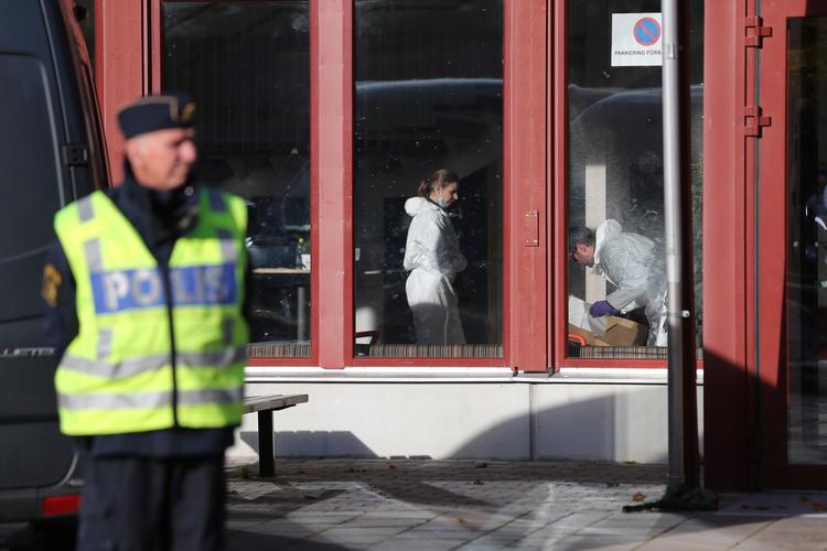 SKOLEDRAB. Kriminalteknikere arbejder på gerningsstedet efter knivdrabene på lærere og elever på Kronan-skolen. 