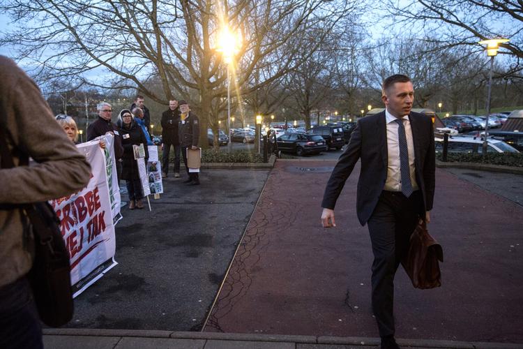 Demonstration. Fremmødet til demonstrationen under parolen 'Til kamp mod gebyrgribbene i kreditforeningerne' var beskedent i forhold til arrangørernes 39.707 tilhængere. 