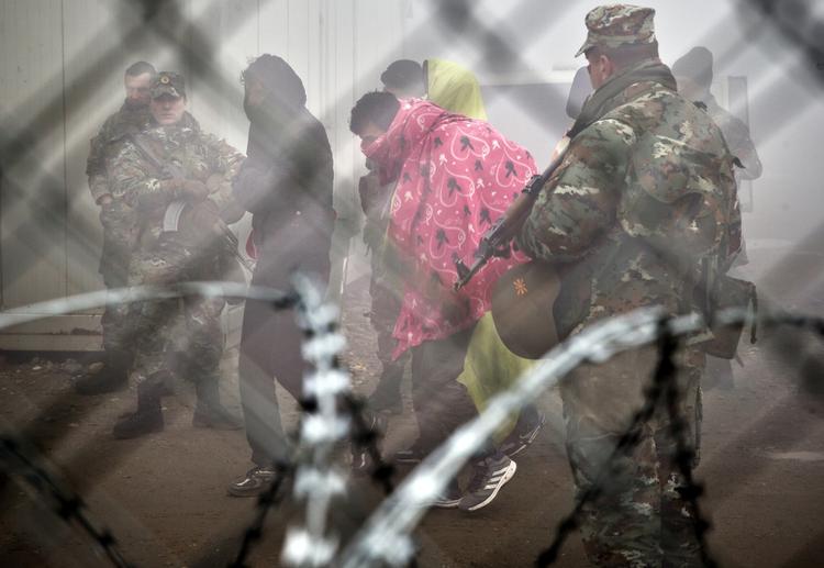 PÅGREBET. Afghanere er taget for ulovligt at krydse grænsehegnet ind til Makedonien. 