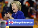 Begejstring. Hillary Clinton holdt valgmøde hjemme i New York forleden. Der var hendes humør også i top. 