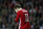 Krise. Bendtner spillede en af sine dårligste landskampe, da landsholdet i november kiksede EM-kvalifikationen ved at tabe til SVerige. 