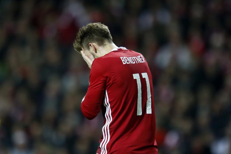 Krise. Bendtner spillede en af sine dårligste landskampe, da landsholdet i november kiksede EM-kvalifikationen ved at tabe til SVerige. 