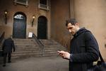 Fogedretten. Aydin Soei ankommer til Københavns byret her til morgen. Hans bog 'Forsoning' skulle være udkommet 10. marts, men ud kom i stedet i går, 8. marts. 