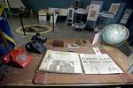 ARBEJDSPLADS. Ved dette skrivebord i en bunker i Florida skulle præsident Kennedy have arbejdet, hvis der var kommet et atomangreb på USA. Avisen fortæller om attentatet på ham i Dallas. 