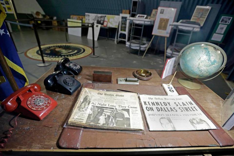 ARBEJDSPLADS. Ved dette skrivebord i en bunker i Florida skulle præsident Kennedy have arbejdet, hvis der var kommet et atomangreb på USA. Avisen fortæller om attentatet på ham i Dallas. 