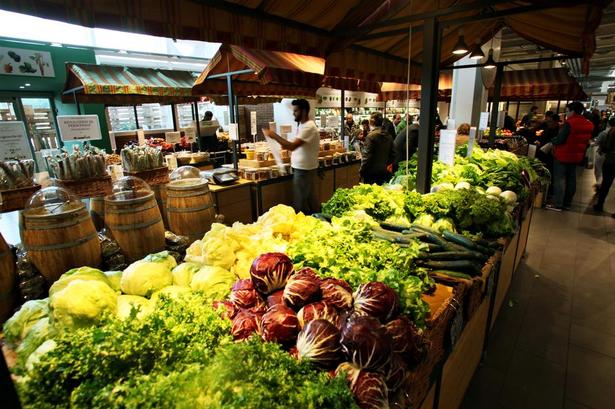 Køb. I alt huser Eataly omkring 14.000 forskellige fødevarer - og der er meget af det hele. Store afdelinger for for eksempel pasta og olivenolie. Er man grappaglad, kan man vælge mellem 45 forskellige mærker af den italienske kvasbrændevin. Man kan også medbringe sine egne tomme flasker og i vinafdelingen tappe fadvin til cirka 25 kroner for tre liter. 