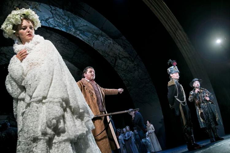 Blandet. I 'Jægerbruden', som blev opført på Den Kongelige Opaer, medvirkede blandt andre dansk uddannede Gisela Stille fra Sverige, tyske Michael Schade og danskerne Palle Knudsen og Morten Stausgaard. 