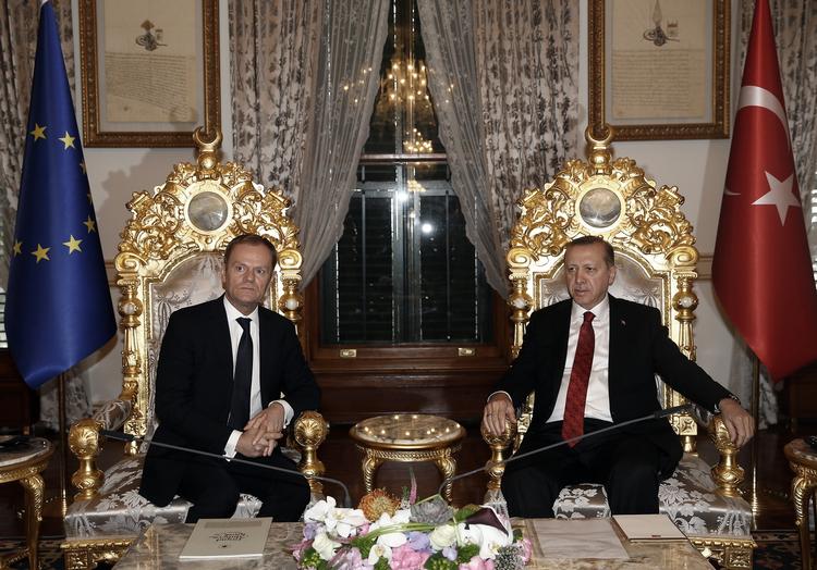Audiens. EU-præsident Donald Tusk (t.v.) troede, han havde lavet en aftale med Tyrkiets præsident, Recep Tayyip Erdogan, i fredags. Tre dage efter foreslog tyrkerne noget helt andet. 