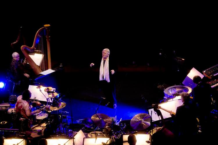 Gratulanter. Palle Mikkelborg fejrede sin fødselsdagsfest omgivet af bl.a. slagtøjsspilleren Marilyn Mazur, DR Big Bandet og sin kone, Helen Davis, på harpe. 