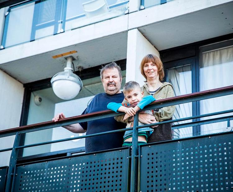 Forbedring. Henning, Malene og Niels på altanen foran deres nye lejlighed, hvor Niels får sit eget værelse. 