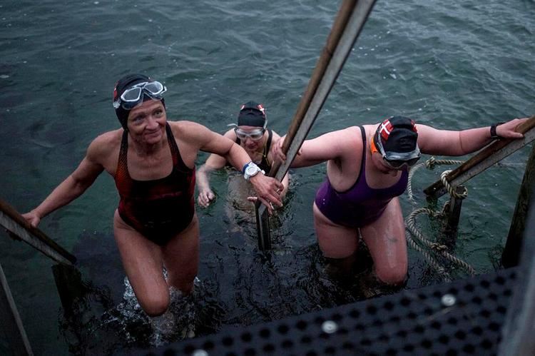 BØLGEBRYDER. Coach Mette BT Thomsen (tv) deltog i VM i isvand for to år siden som eneste dansker på langdistance. I næste uge i Sibirien har hun lokket 25 andre danskere til at deltage i VM. 